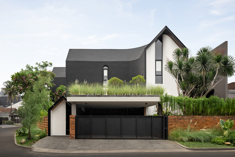 VVVhisper House