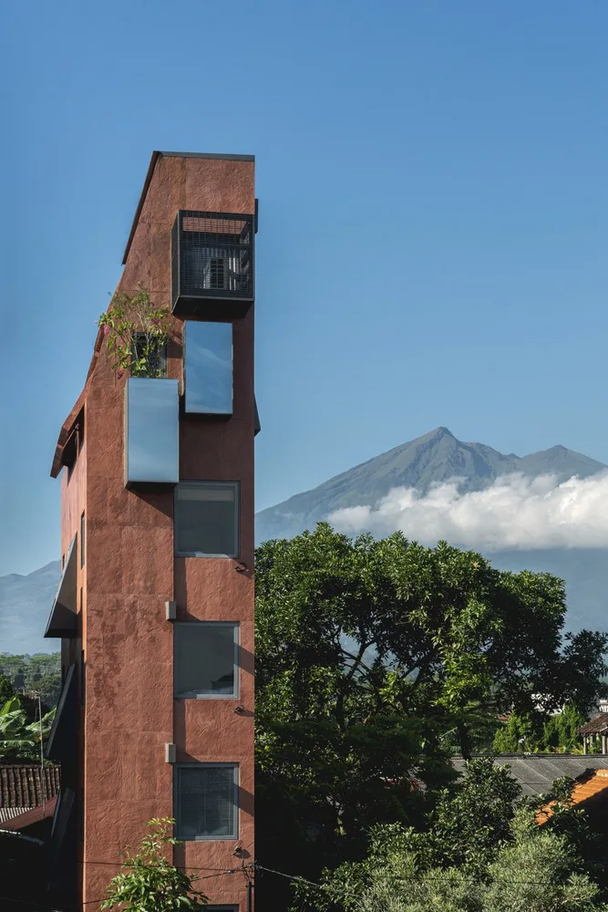 The Slender Hotel / Sahabat Selojene